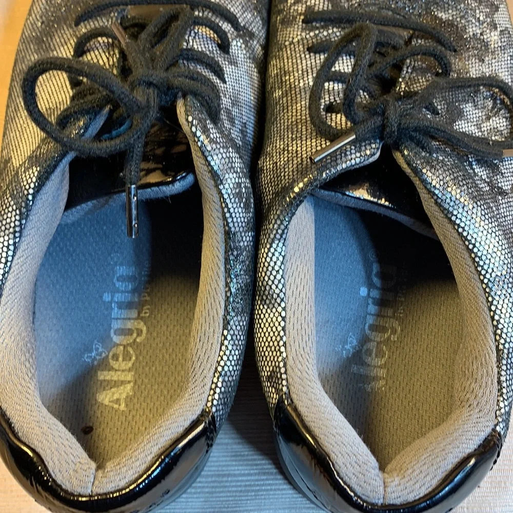 Alegria leather lace up shoes in EUC w/silver colr